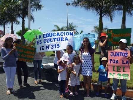 padres-colegioinicial-315-protestan
