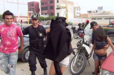 menores-bebiendo-licor-con-adultos-en-la-playa